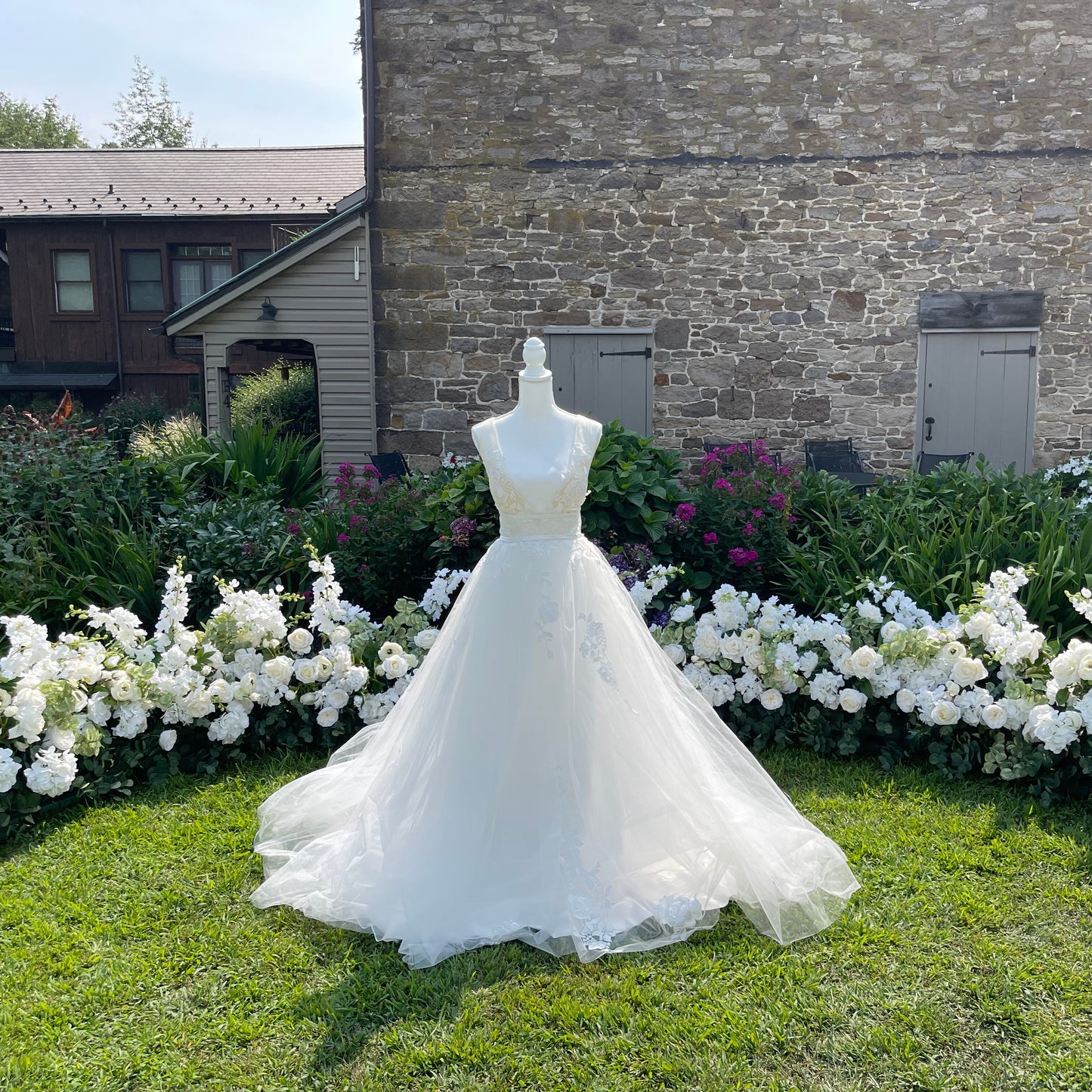 The Leora Aisle Flowers